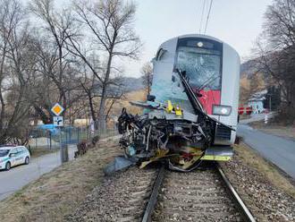 V B. Bystrici došlo k zrážke vlaku s autobusom, hlásia zranených