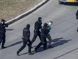 Na protestoch proti Lukašenkovi zadržali ďalších 245 ľudí