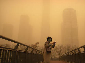 Sever Číny a Peking zasypal piesok z púšte Gobi