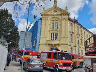 Na bratislavských Palisádach horí strecha základnej školy, deti evakuovali