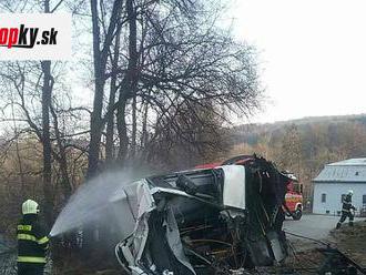 FOTO V Banskej Bystrici sa zrazil vlak s autobusom: Tucet hasičov v akcii, z miesta hlásia zranených