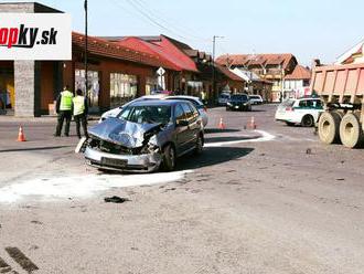 FOTO Vážna dopravná nehoda v centre Fiľakova: Auto napálilo do nákladiaka