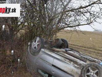 FOTO Vodič pod vplyvom alkoholu prevrátil automobil na strechu