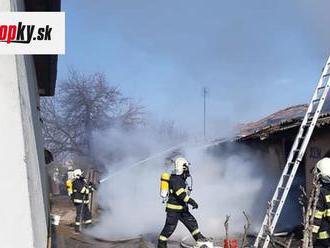 Tragédia v Komjaticiach: Pri požiari domu zomrel človek, ďalších 12 ľudí evakuovali