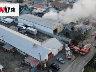 Hasiči už niekoľko hodín zasahujú: Požiar vypukol v areáli družstva v Senci