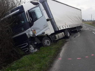 FOTO: Vodič auta vošiel do protismeru a zrazil sa s kamiónom