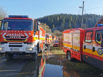 Auto museli hasiči vyťahovať spomedzi stromov žeriavom