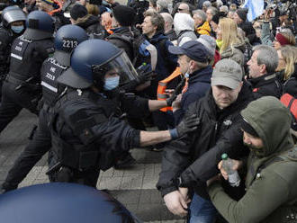 V Nemecku ľudia protestovali za sprísnenie protiepidemických opatrení