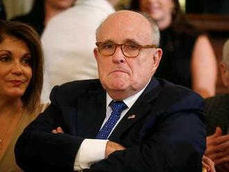 Trumpův právník Giuliani si v Boratovi sahal do kalhot, teď za to získal anticenu