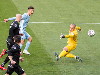 Slovan z množstva šancí využil štyri, VAR pri premiére odmietol pokutový kop