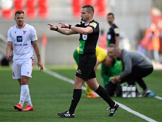 Prvá penalta po VAR v slovenskej lige. Pred ňou dostal žltú kartu tréner