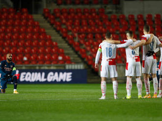 Prišiel pred hráčov Slavie a pokľakol. Angličania velebia gesto Lacazetta