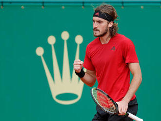 Tsitsipas v Monte Carle postúpil po prvom sete, večer sa odohrá veľký súboj