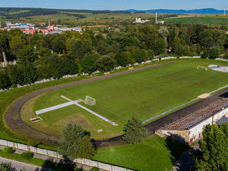 Atletický areál roky chátral, zbúrali aj tribúnu. Dočká sa miliónovej revitalizácie