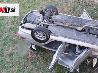 Tragická nehoda neďaleko Chynorian: FOTO Vodič   unikal pred policajtmi, spadol z mosta