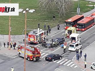 Hrozivá nehoda v Bratislave: FOTO Jedno z áut skončilo po náraze na streche, svedkyňa opísala detail