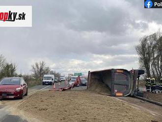 FOTO Nehoda na diaľnici D2 komplikuje dopravu: Dva jazdné pruhy sú neprejazdné