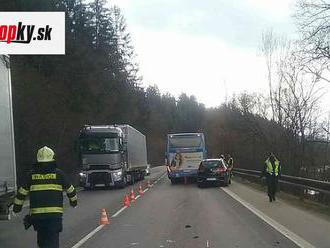 PRÁVE TERAZ Zrážka autobusu a auta na Kysuciach: FOTO Na mieste zasahujú hasiči