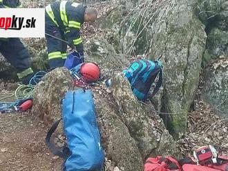 V katastrálnom území obce Hubina uviazla v jaskyni osoba, zachraňujú ju hasiči