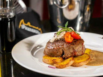 Hovädzí steak, pečené zemiaky na cibuľke s rozmarínom + omáčka podľa výberu v Pressburg Prosecco Bar Restaurant