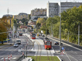 Pri nehode električiek v Karlovej Vsi sa zranila staršia žena