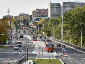 Výťahy na električkovej trati v Karlovej Vsi majú spustiť v júni