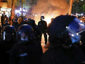 V Berlíne zadržali 240 protestujúcich, zranilo sa cez 30 policajtov