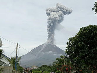 V Indonézii vybuchla sopka Sinabung, erupcia trvala šesť minút