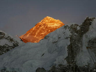 Pri výstupe na Mount Everest prišli o život dvaja horolezci