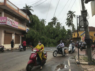 India sa pripravuje na príchod silného cyklónu Tauktae