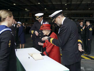 Královná Alžbeta II. navštívila lietadlovú loď HMS Queen Elizabeth