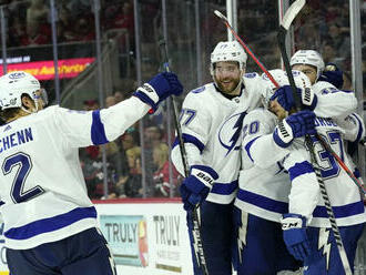 NHL: Tampa Bay uspela v prvom zápase na ľade Caroliny, Černák nedohral