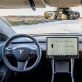 Tesla začíná s monitorováním pozornosti řidiče pomocí kamer