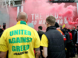 Fanúšikovia v Manchestri zranili aj policajta. V United protest odsúdili