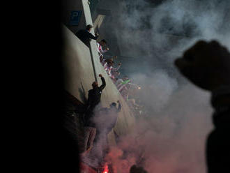 Na futbal sa nedostanú, vyčíňajú v uliciach. Za výbuchy v baroch zrejme môžu fanúšikovia