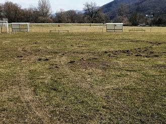 Blázon? Autom im jazdil po ihrisku, spôsobil veľkú škodu