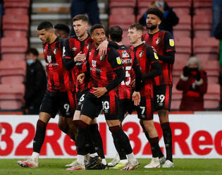 Bournemouth a Swansea spravili prvý krok. Hľadá sa posledný účastník Premier League