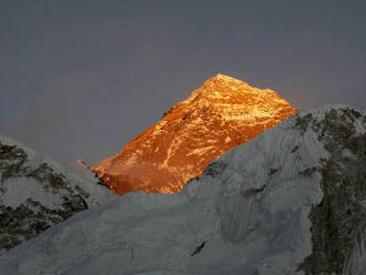 Čína chce na vrchole Mount Everestu vyznačiť deliacu čiaru. Chce tak zabrániť šíreniu covidu