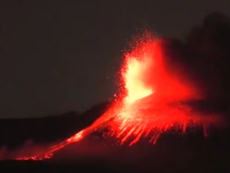 S odstupom len niekoľkých hodín sa prebudili sopky Etna a Stromboli. Chrlili lávu a popol