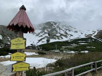 Tatry sú skoro prázdne, turistom nepraje ani počasie