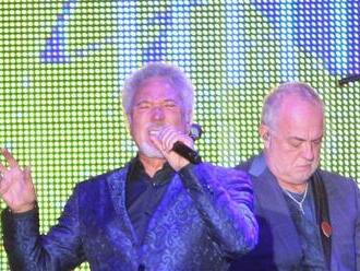 Tom Jones sa stal najstarším spevákom s albumom na prvom mieste