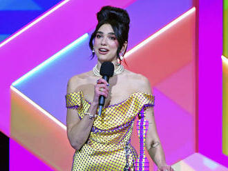 Britský album roka nahrala Dua Lipa. Odovzdávaniu Brit Awards dominovali ženy.