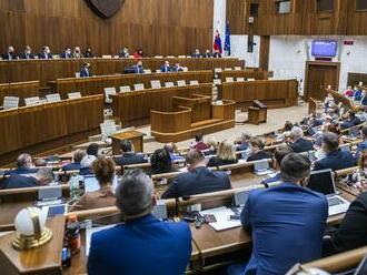 Voľby by vyhral Hlas, Smer už tretí. Za ľudí na úrovni SNS, ukázal prieskum