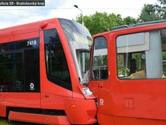 V Bratislave sa zrazili električky, zranila sa žena. Škody sú v desiatkach tisíc