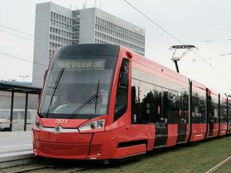 V Karlovej Vsi sa zrazili električky, zranila sa jedna žena