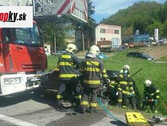 FOTO Čelná zrážka osobného vozidla s kamiónom vo Zvolene: Zranila sa jedna osoba