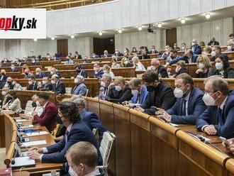 Poslanci začali stredajšie rokovanie opozičným návrhom novelizácie ústavy