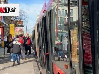 Boj o život v MHD! Záchranárovi pred očami skolaboval jeden z cestujúcich: Z príbehu sa tisnú slzy do očí