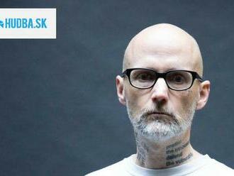 Moby vydáva album Reprise. Vracia sa k svojim hitom s orchestrom a vokalistami