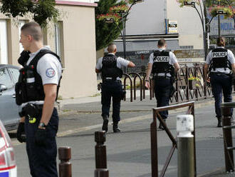 Francúzska polícia zasahovala proti párty, jeden muž prišiel o ruku